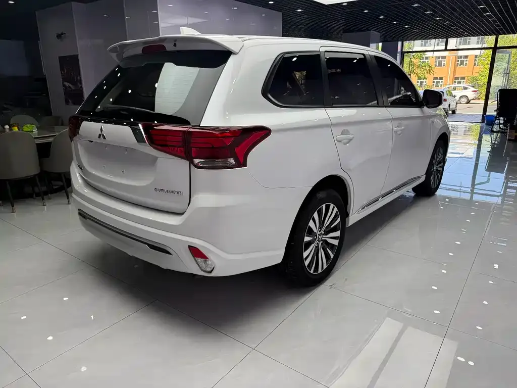 Mitsubishi Outlander — фото 5