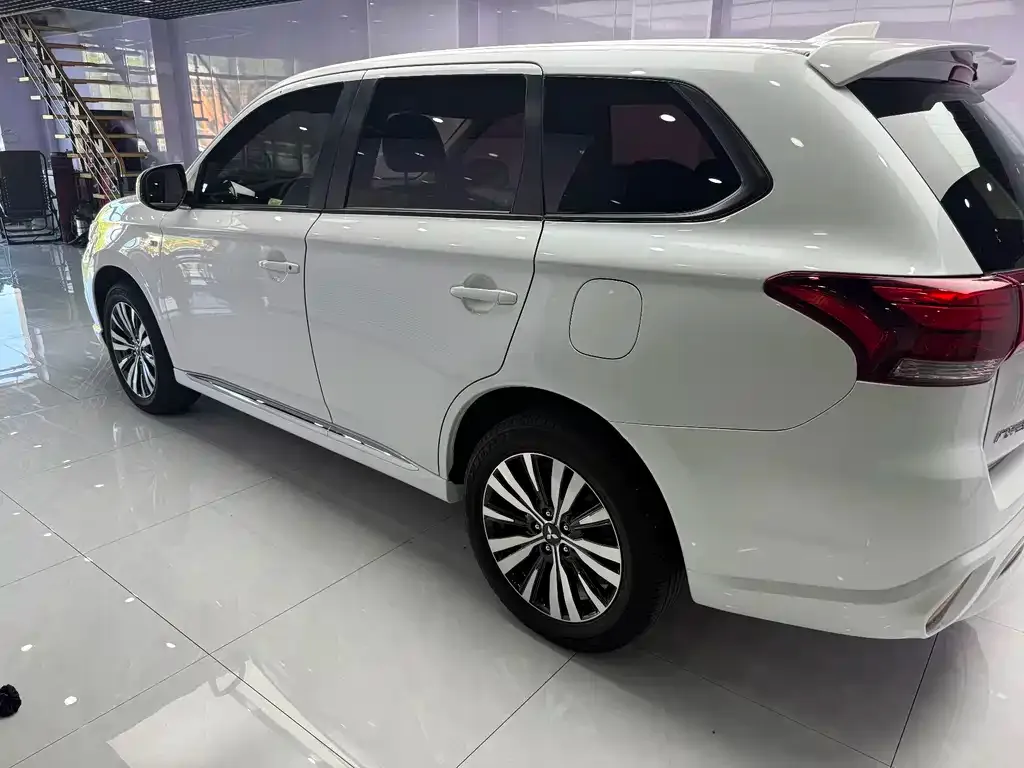 Mitsubishi Outlander — фото 10
