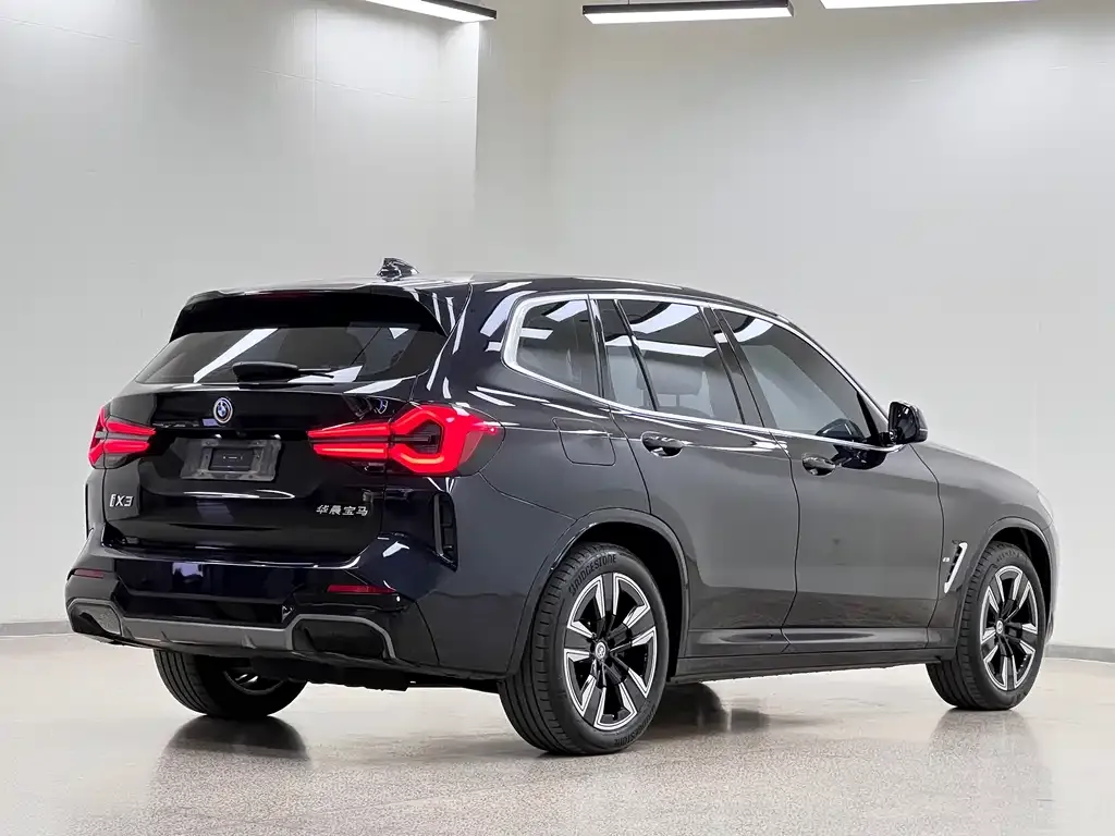 BMW iX3 — фото 6