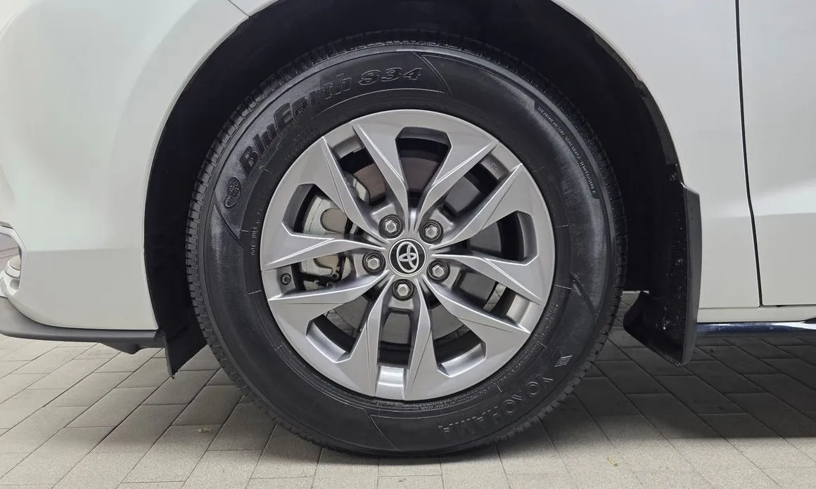 Toyota Sienna — фото 10
