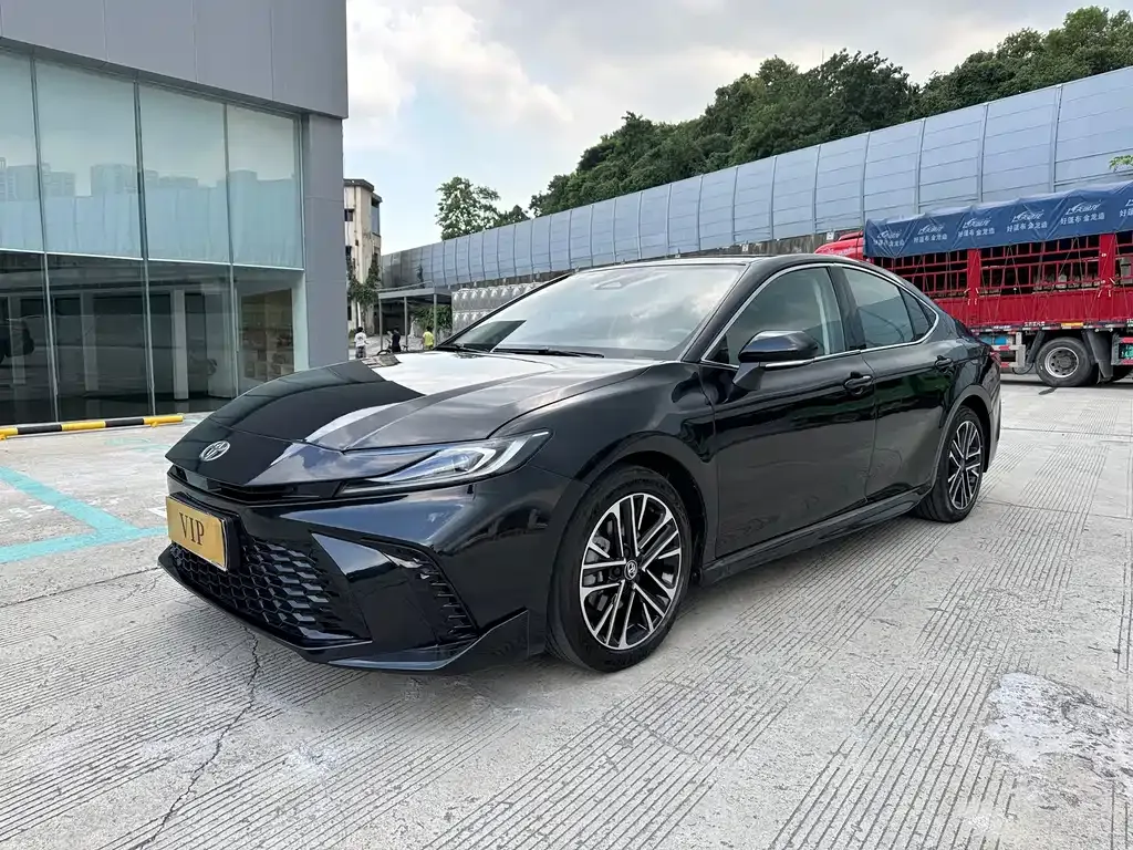 Toyota Camry — фото 1