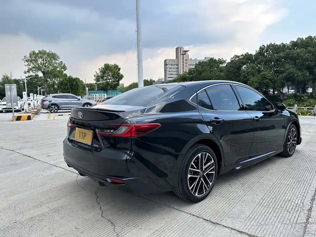 Toyota Camry — фото 9