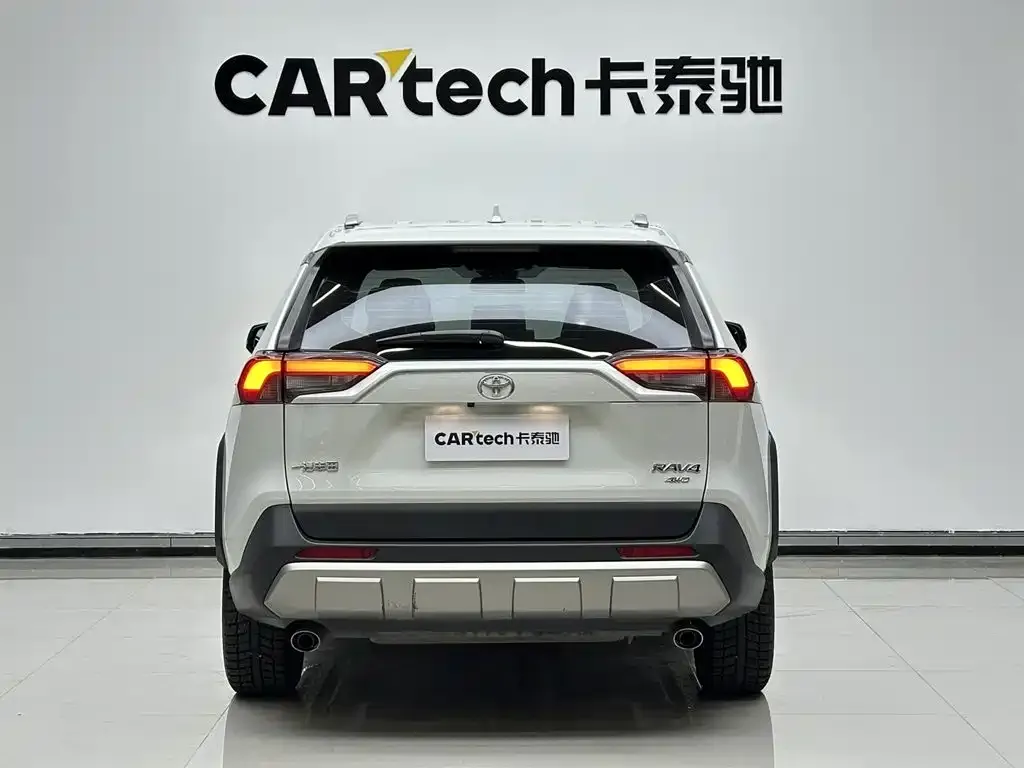 Toyota RAV4 — фото 1