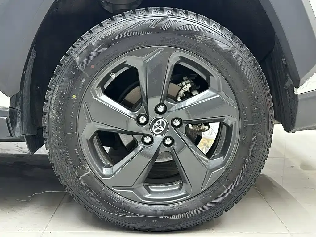 Toyota RAV4 — фото 9