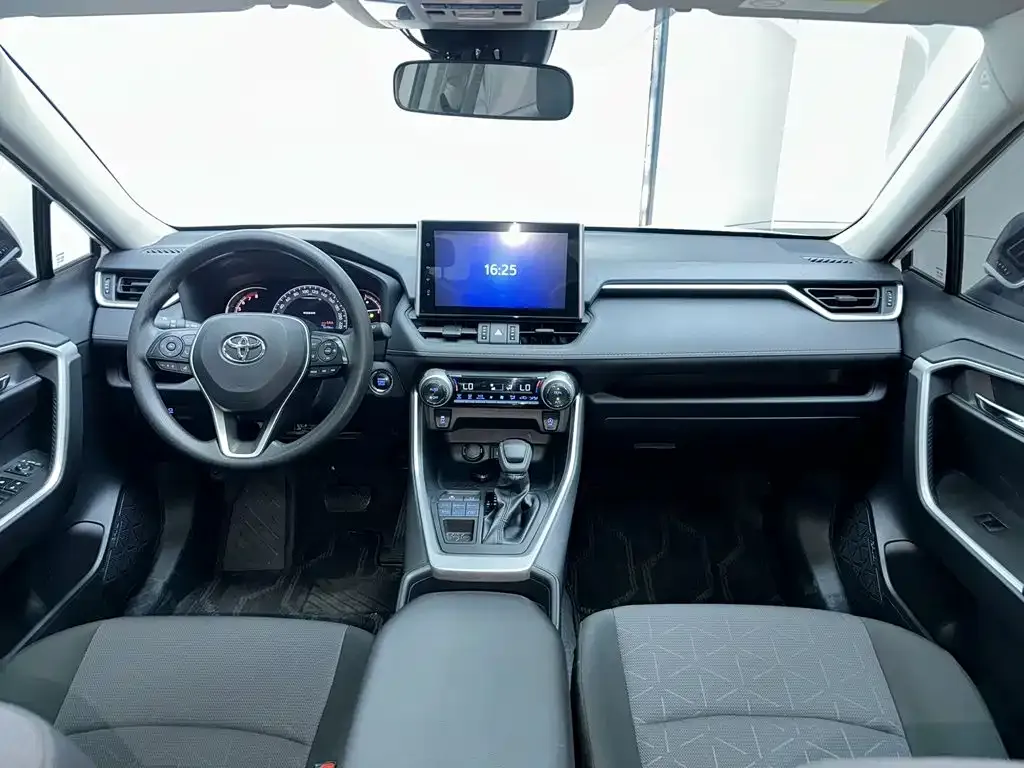 Toyota RAV4 — фото 8
