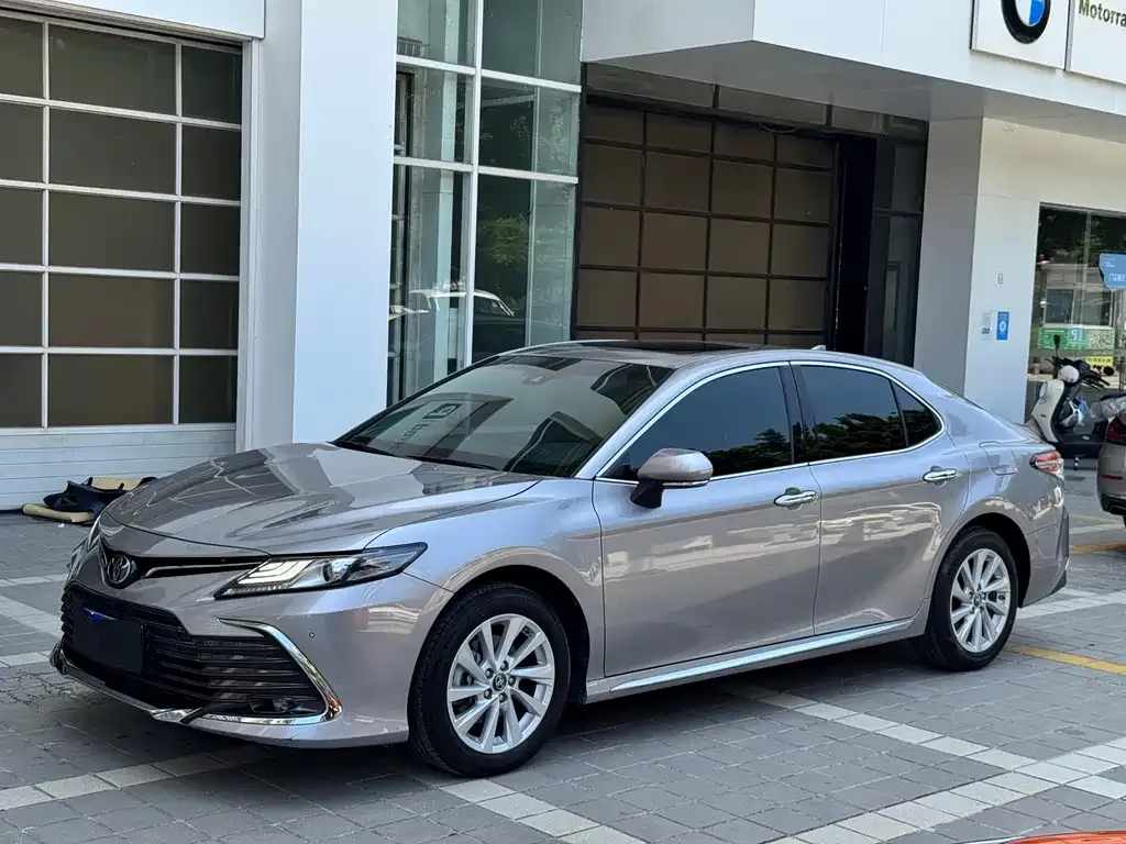 Toyota Camry — фото 1