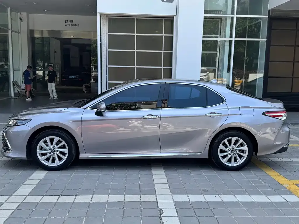 Toyota Camry — фото 2