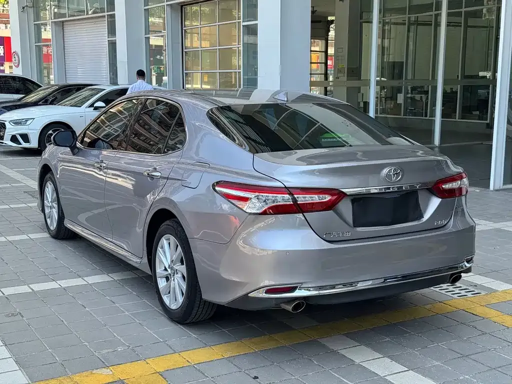 Toyota Camry — фото 5