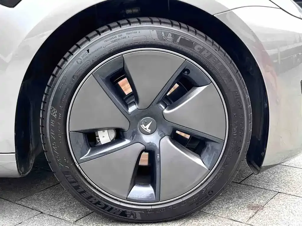 Tesla Model 3 — фото 6