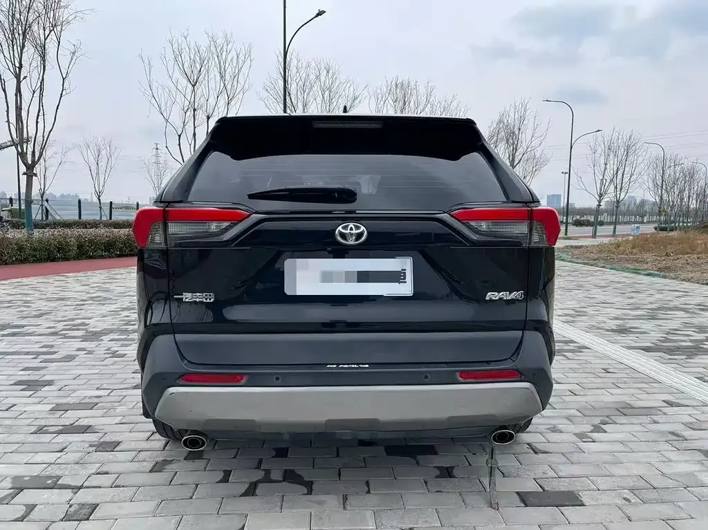 Toyota RAV4 — фото 8