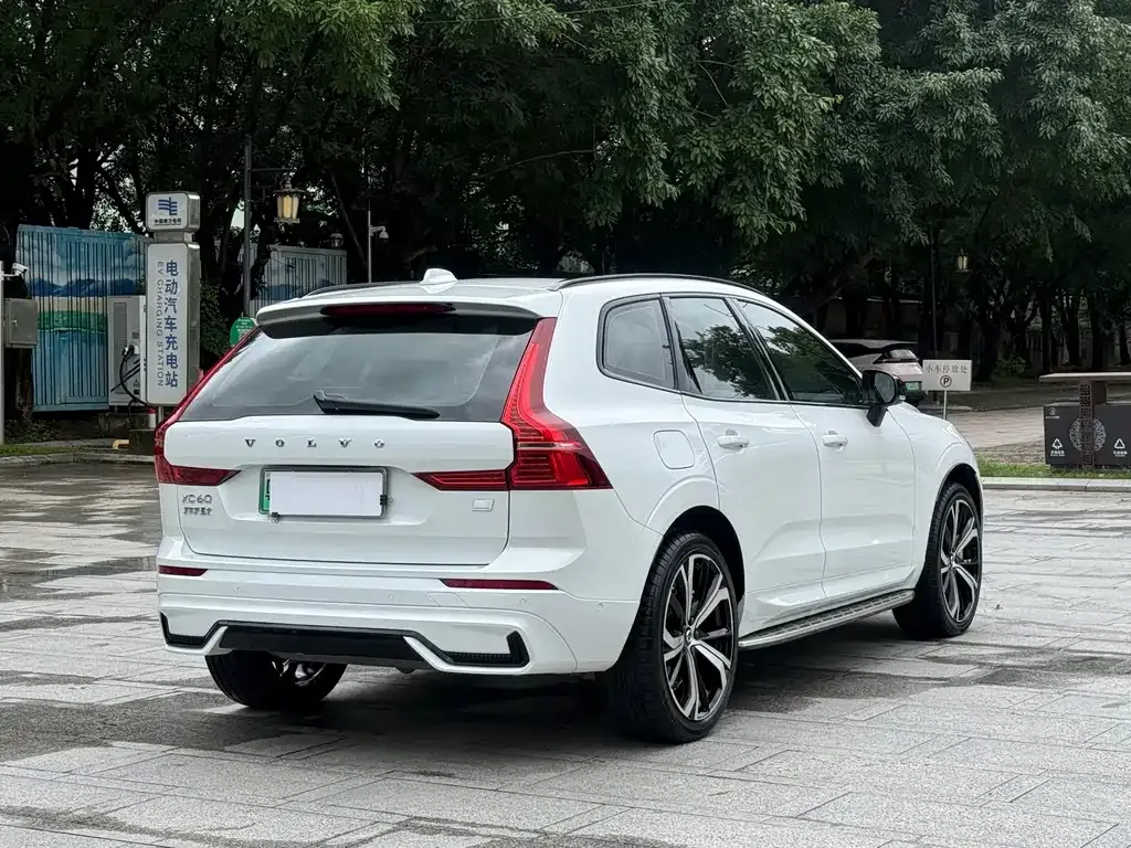 Volvo XC60 PHEV — фото 5