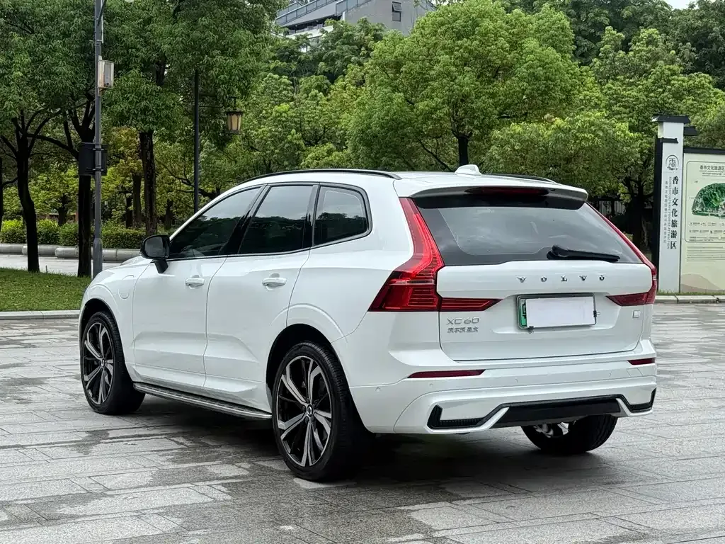 Volvo XC60 PHEV — фото 9