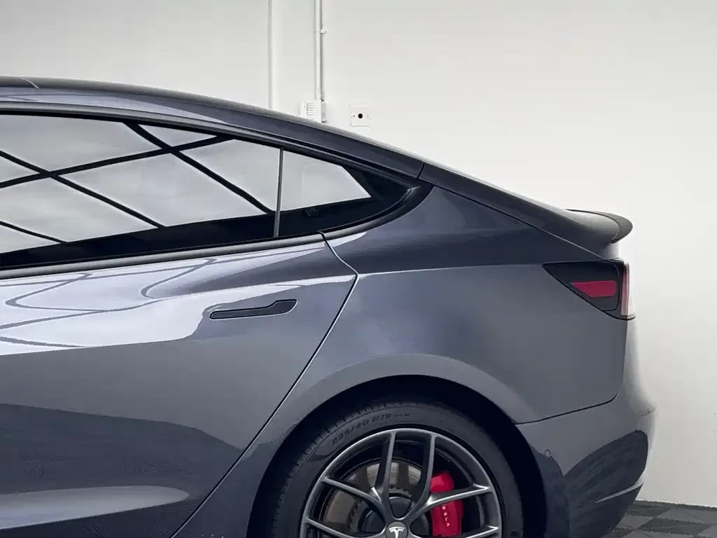 Tesla Model 3 — фото 3