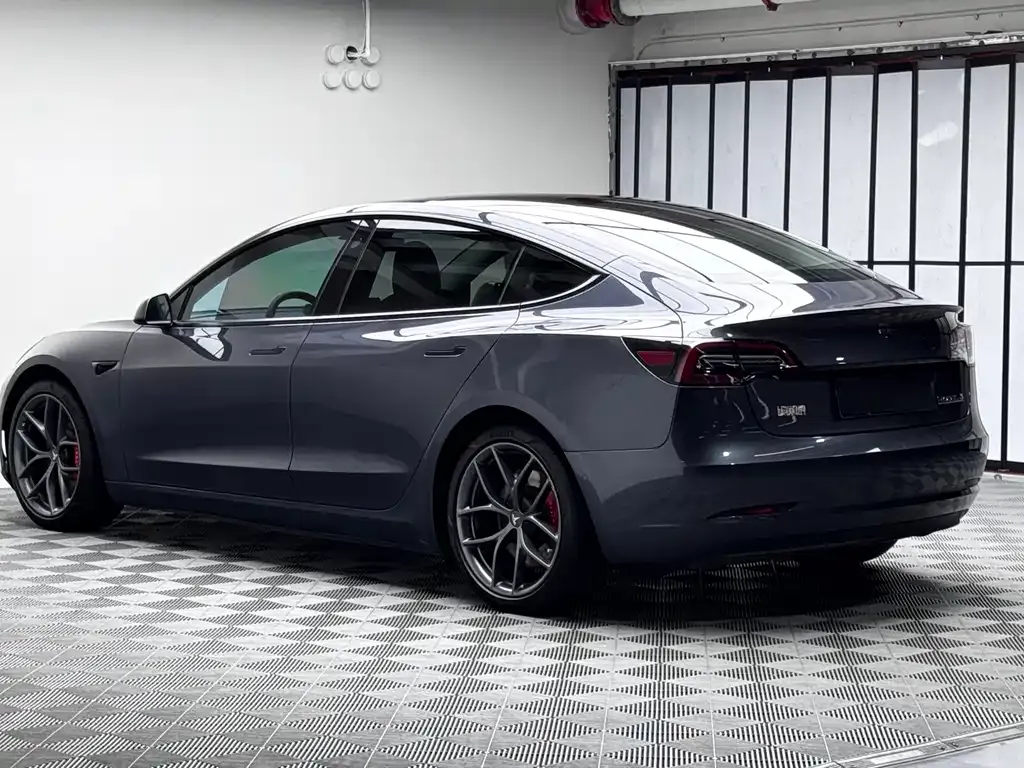Tesla Model 3 — фото 10