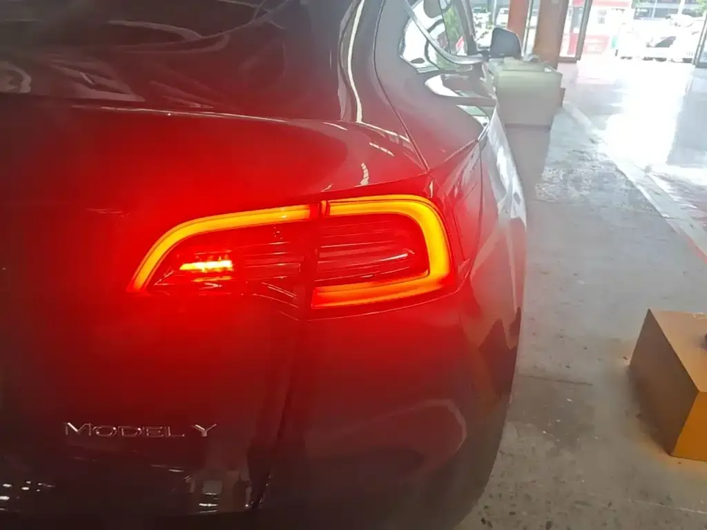 Tesla Model Y — фото 7