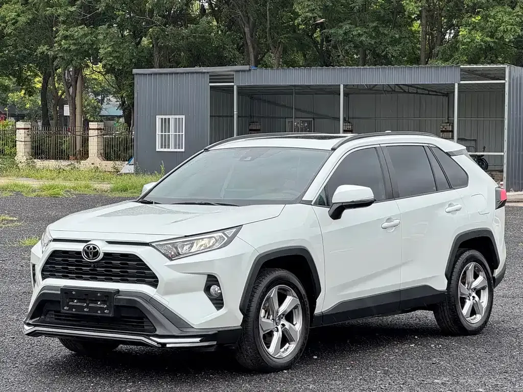 Toyota RAV4 — фото 1