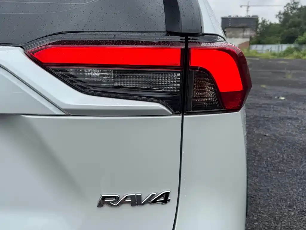 Toyota RAV4 — фото 2