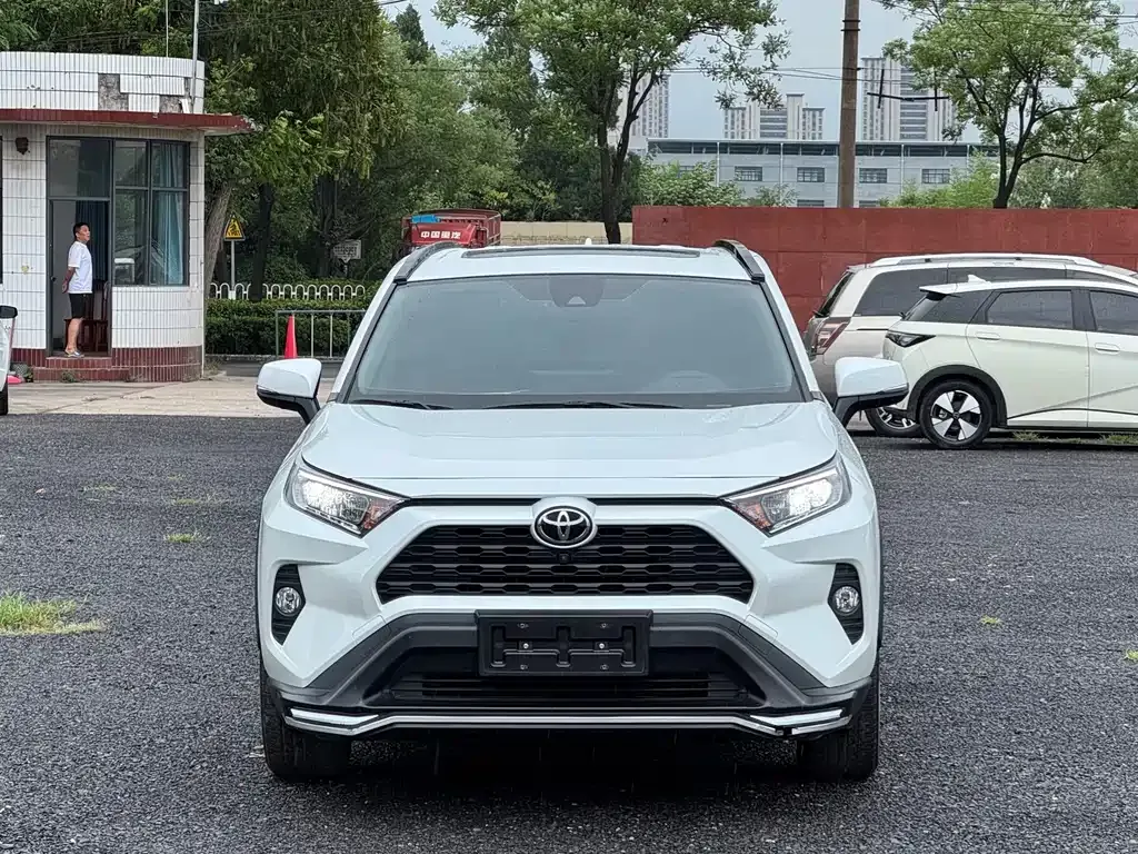 Toyota RAV4 — фото 7