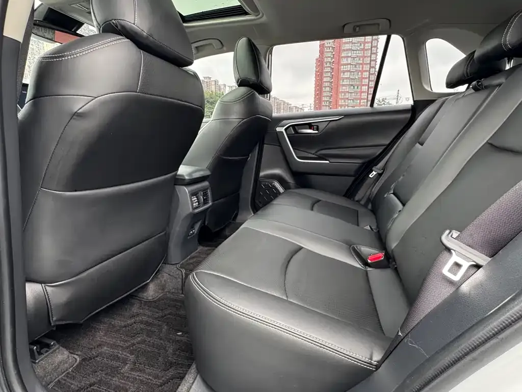 Toyota RAV4 — фото 3