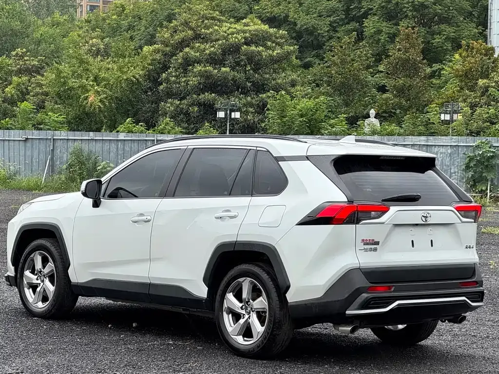 Toyota RAV4 — фото 8