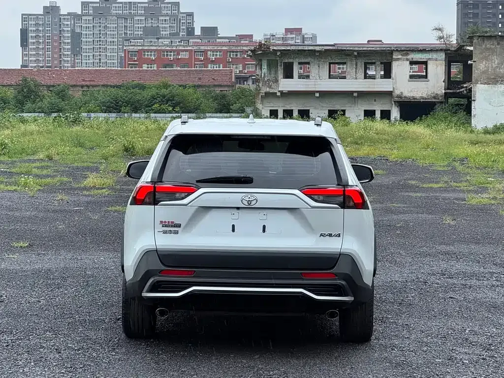 Toyota RAV4 — фото 10