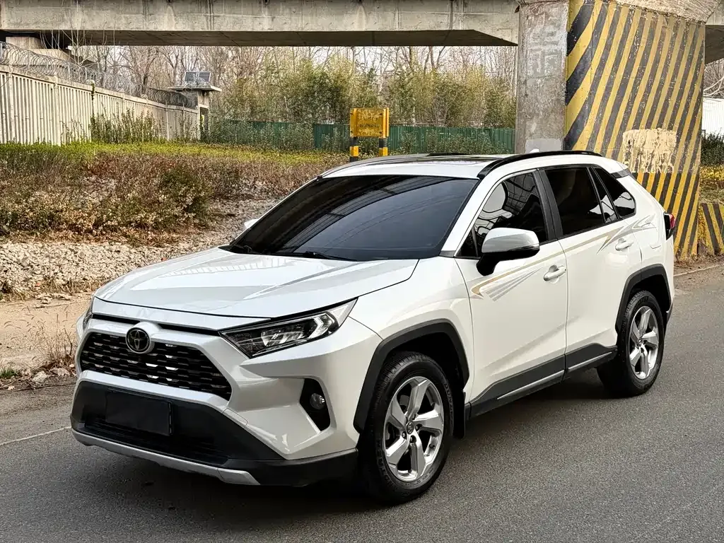 Toyota RAV4 — фото 1