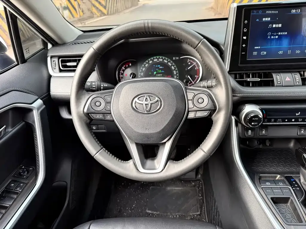 Toyota RAV4 — фото 8