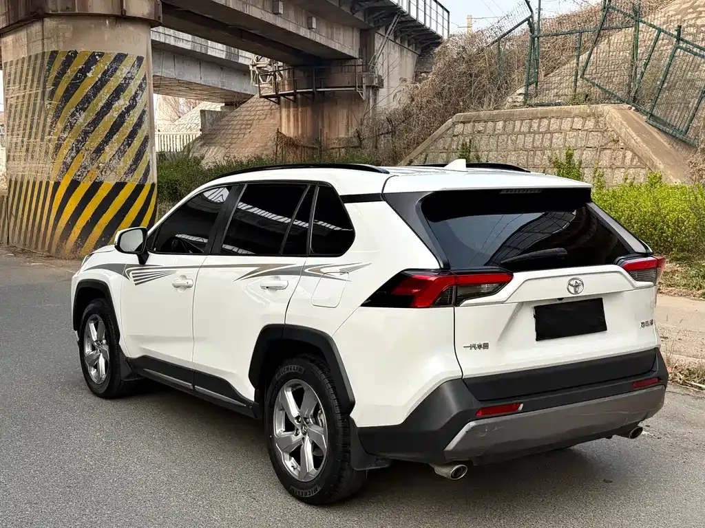 Toyota RAV4 — фото 10