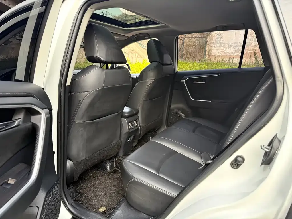 Toyota RAV4 — фото 2
