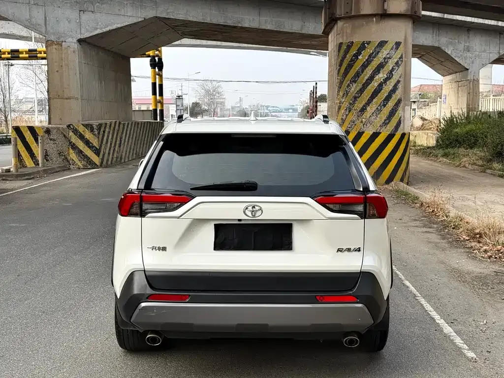 Toyota RAV4 — фото 7