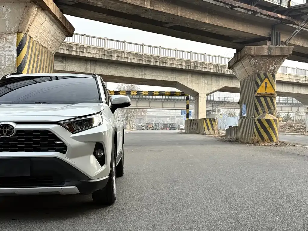 Toyota RAV4 — фото 6