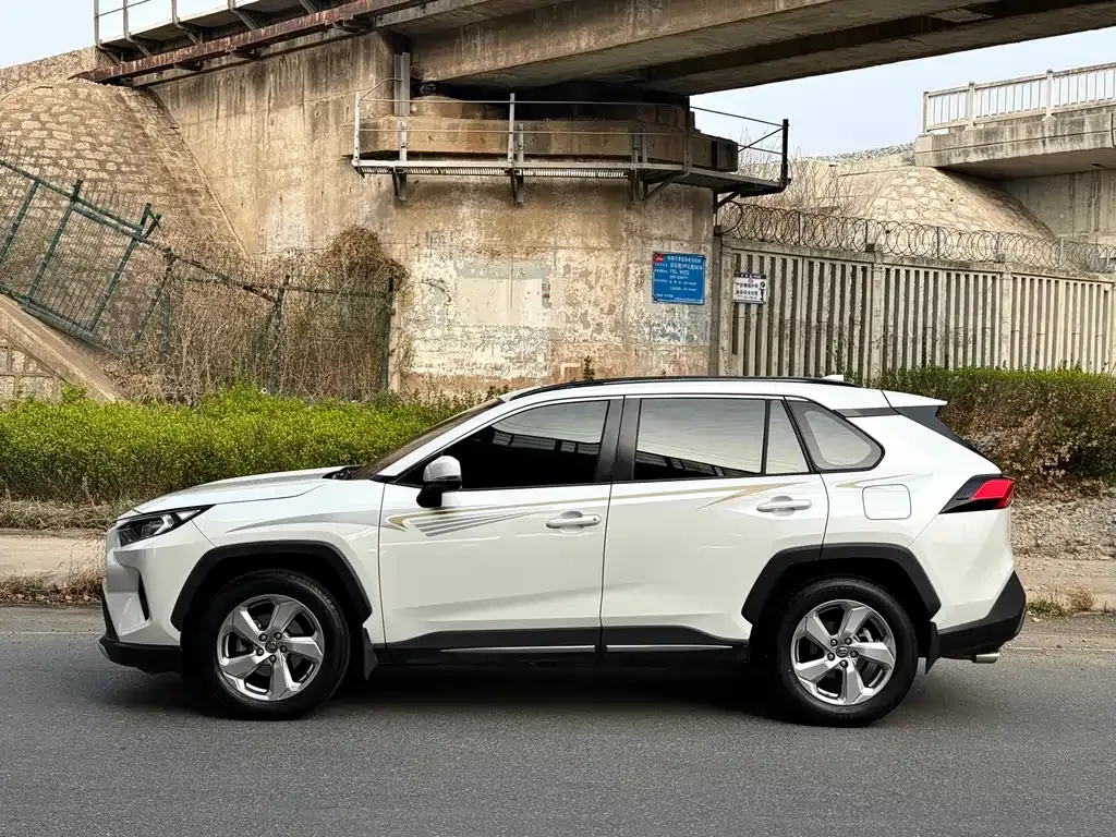 Toyota RAV4 — фото 9