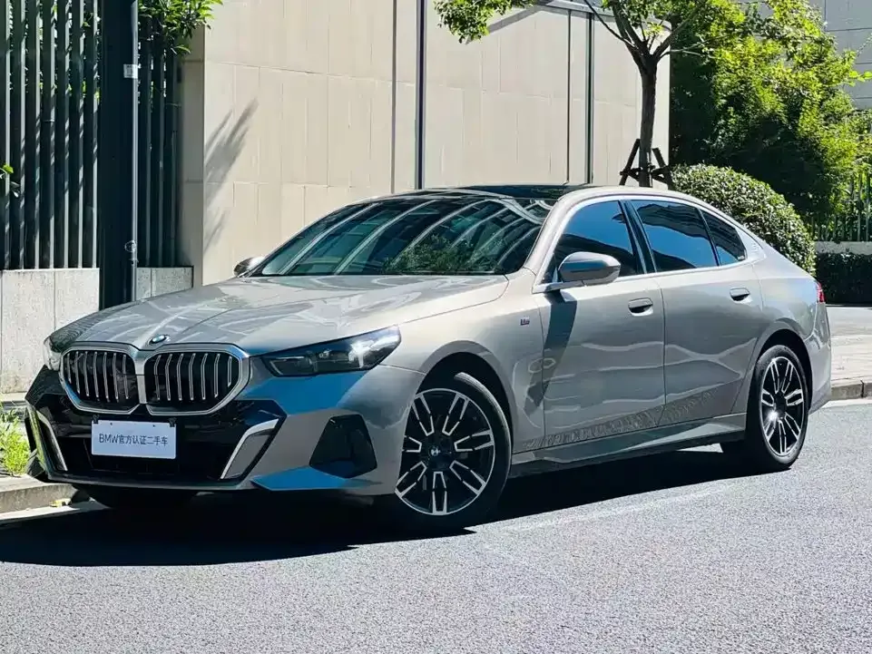 BMW 5 Series — фото 1