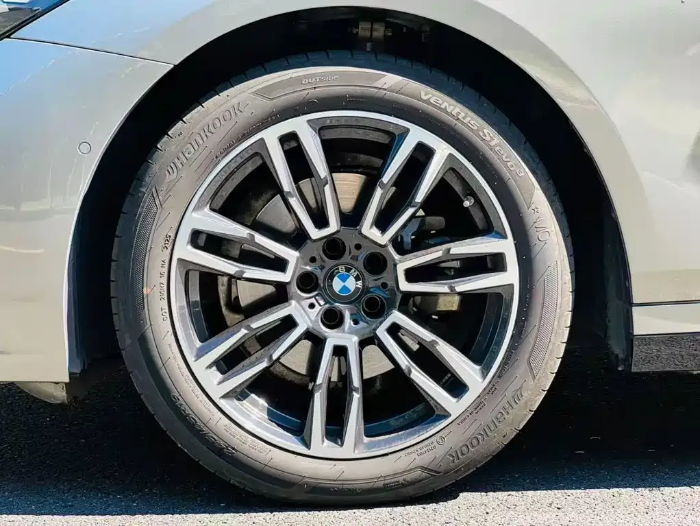 BMW 5 Series — фото 4