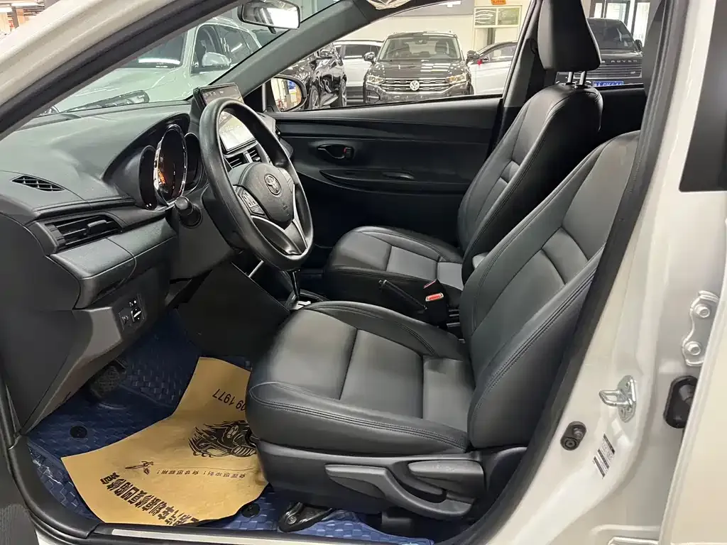 Toyota Yaris L — фото 3