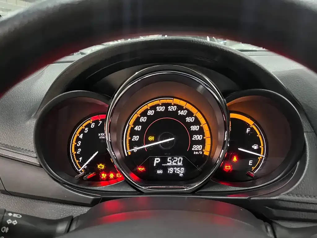Toyota Yaris L — фото 7