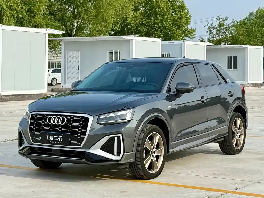 Audi Q2L — фото 1