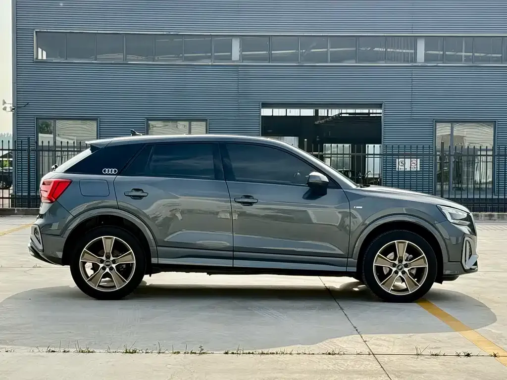 Audi Q2L — фото 8