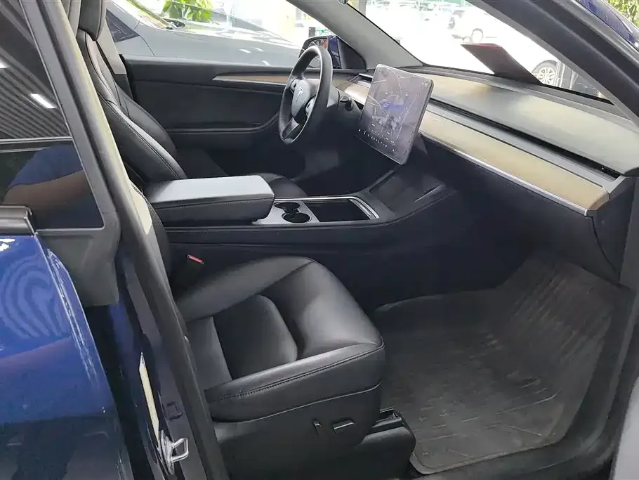 Tesla Model Y — фото 9