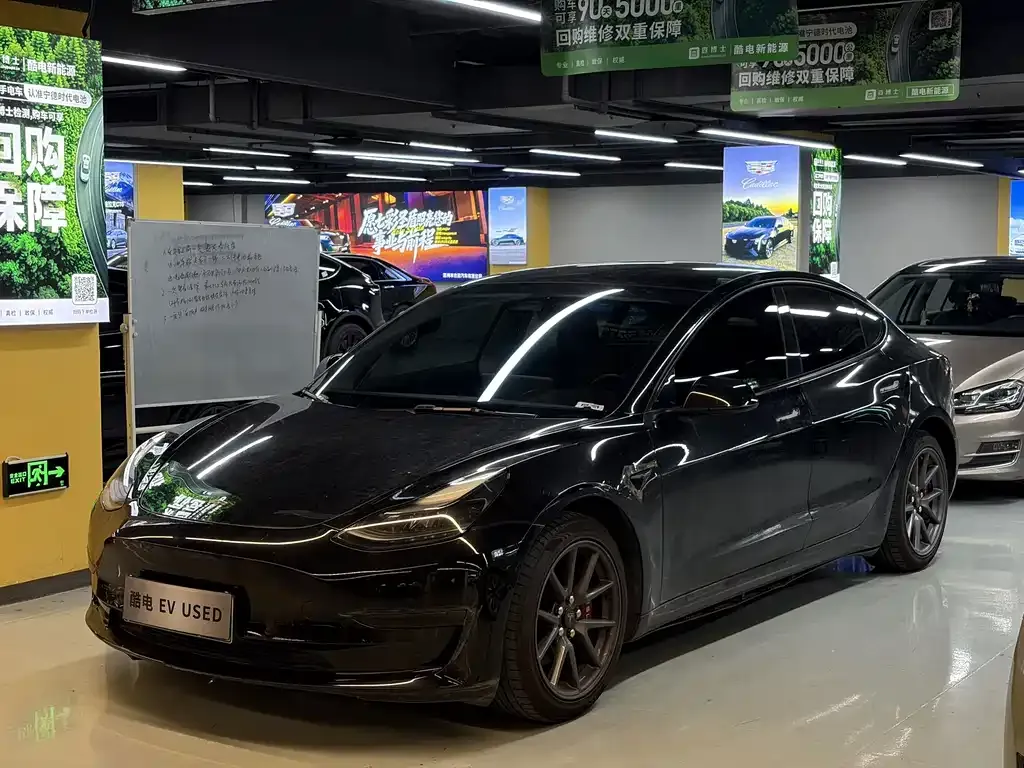 Tesla Model 3 — фото 1