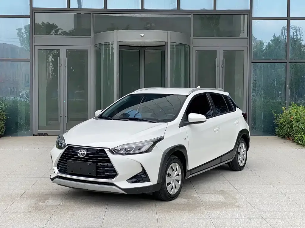 Toyota Yaris L — фото 1