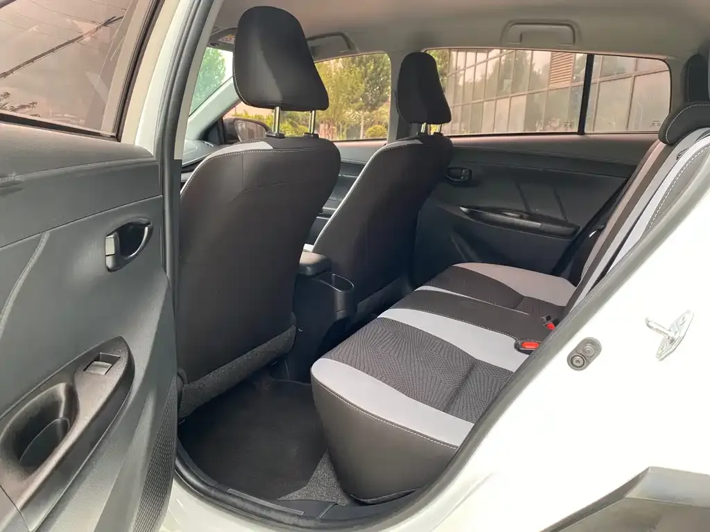 Toyota Yaris L — фото 4