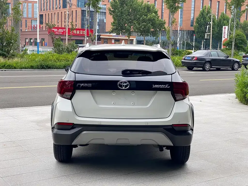 Toyota Yaris L — фото 10
