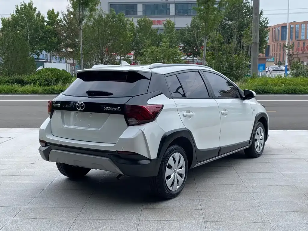 Toyota Yaris L — фото 3