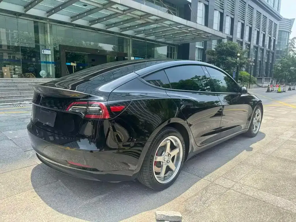 Tesla Model 3 — фото 7