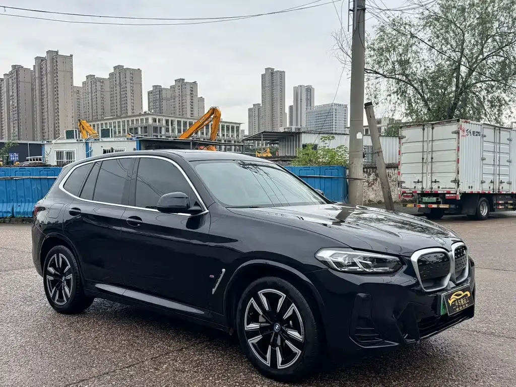 BMW iX3 — фото 9