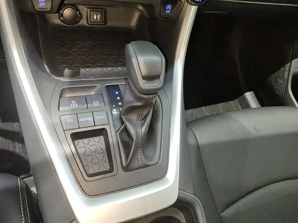 Toyota RAV4 — фото 7