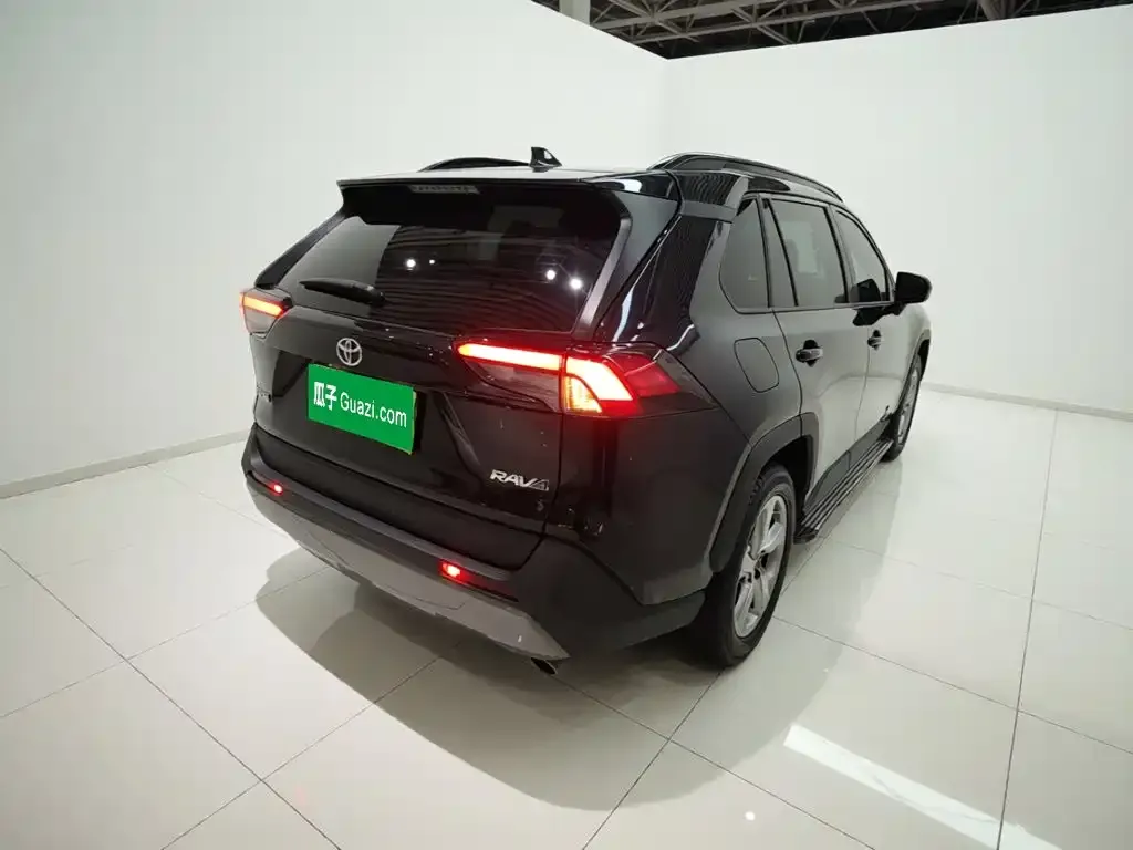 Toyota RAV4 — фото 4