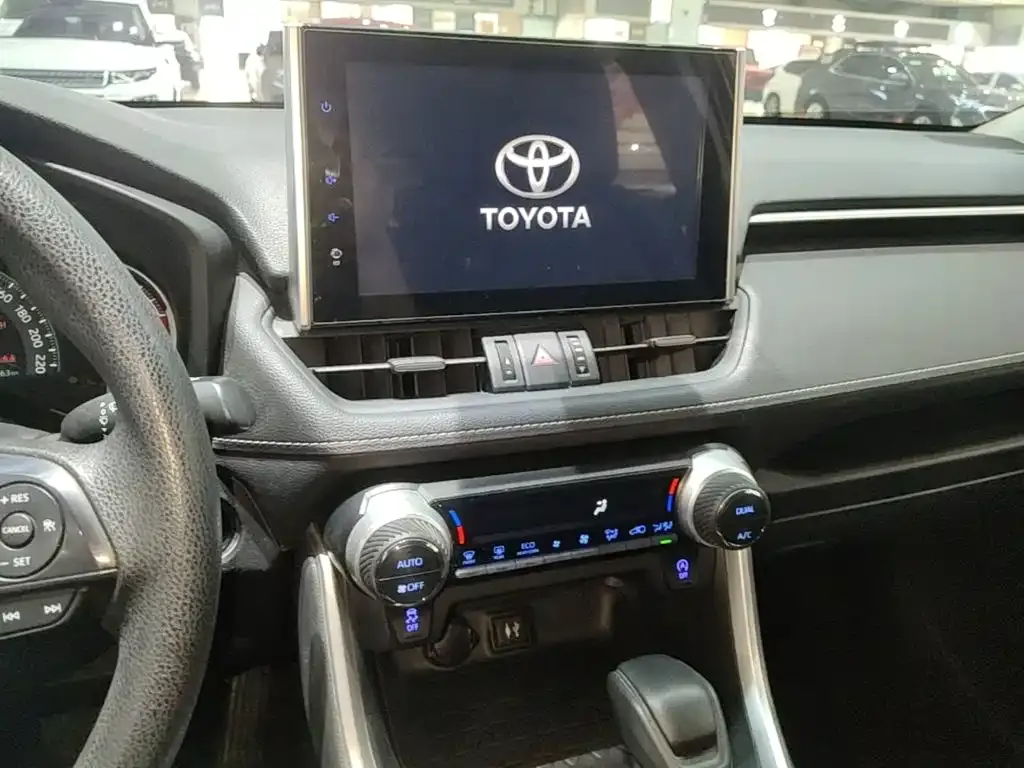Toyota RAV4 — фото 10
