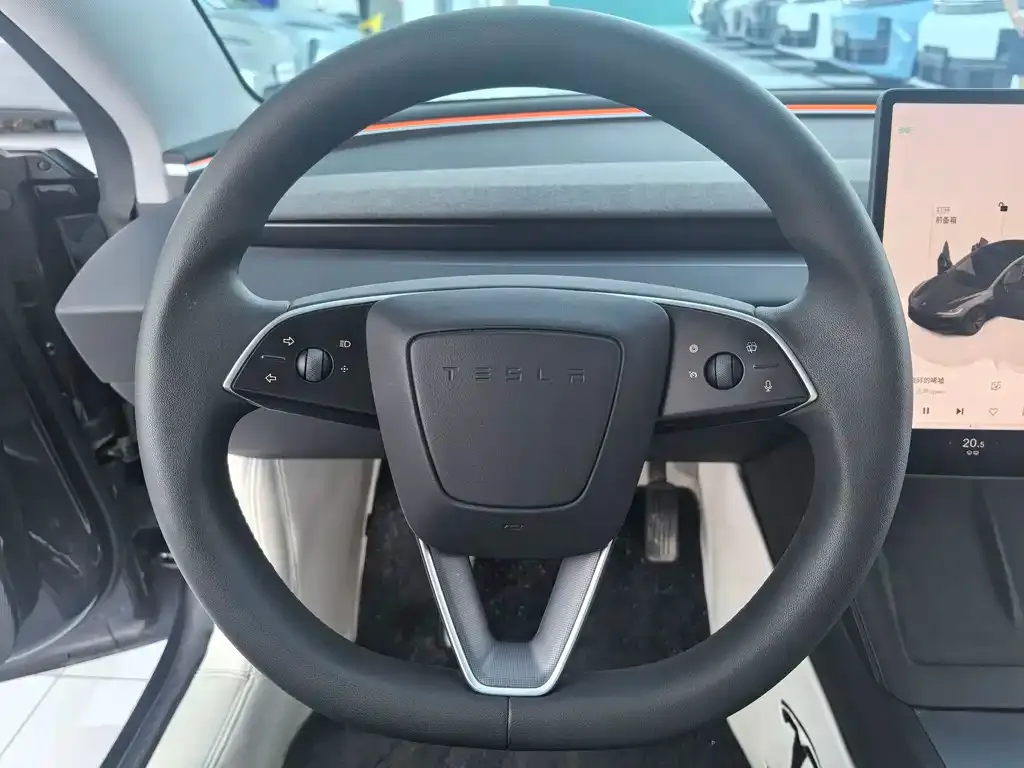 Tesla Model 3 — фото 4